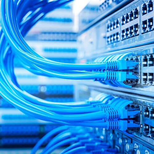 Câbles ethernet sur switch réseau